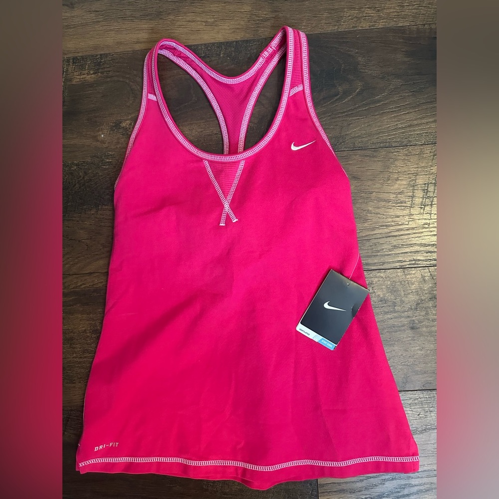 NWT NIKE w/BUILT IN BRA
